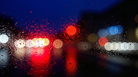 雨夜车窗外的迷离光影