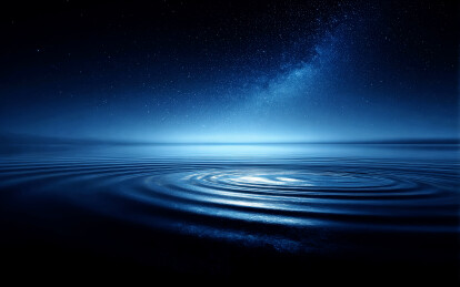 宁静夜空下的波纹水面