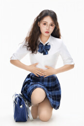 影棚拍摄的身穿高中制服的亚洲美丽少女