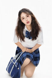 影棚拍摄的身穿高中制服的亚洲美丽少女