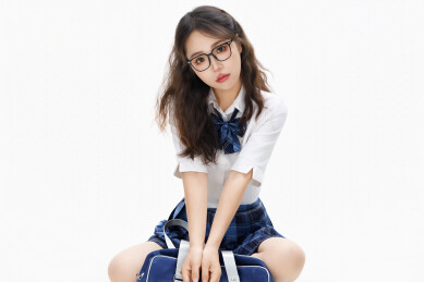 影棚拍摄的身穿高中制服的亚洲美丽少女