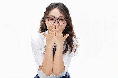 影棚拍摄的身穿高中制服的亚洲美丽少女