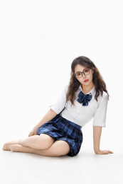 影棚拍摄的身穿高中制服的亚洲美丽少女