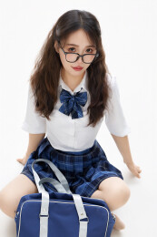 影棚拍摄的身穿高中制服的亚洲美丽少女