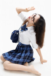 影棚拍摄的身穿高中制服的亚洲美丽少女