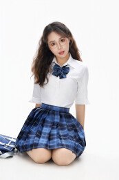 影棚拍摄的身穿高中制服的亚洲美丽少女