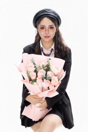 手抱鲜花身穿制服装扮时尚的亚洲美女