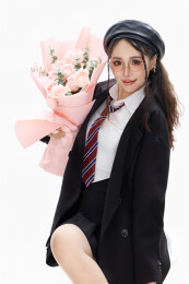 手抱鲜花身穿制服装扮时尚的亚洲美女