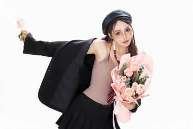 手抱鲜花身穿制服装扮时尚的亚洲美女