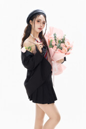 手抱鲜花身穿制服装扮时尚的亚洲美女