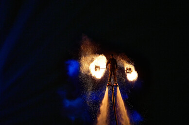 创新非遗表演项目水上飞人火壶表演