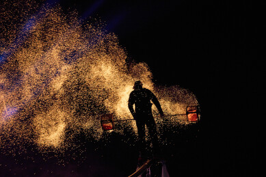 创新非遗表演项目水上飞人火壶表演