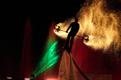 创新非遗表演项目水上飞人火壶表演