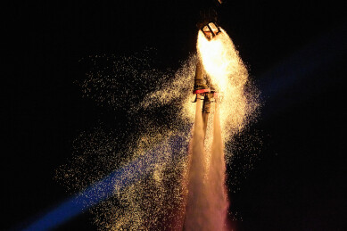 创新非遗表演项目水上飞人火壶表演