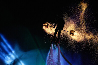 创新非遗表演项目水上飞人火壶表演