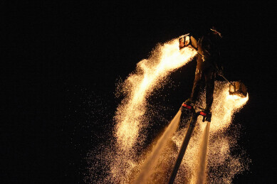 创新非遗表演项目水上飞人火壶表演