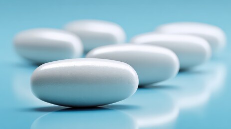 蓝色背景上的白色药片