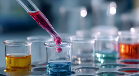 滴管向试管中滴入红色液体