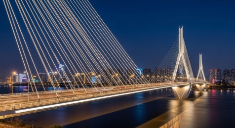 夜幕下的现代悬索桥