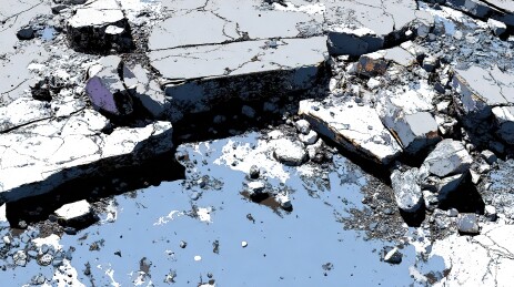 破损的道路水面反射残骸