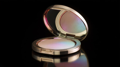 打开的粉饼盒展示