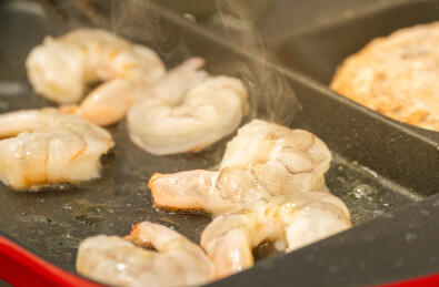 煎虾仁在平底锅中翻炒