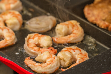 煎虾仁在平底锅中翻炒