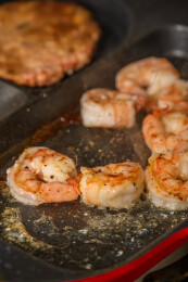 煎虾仁在平底锅中翻炒