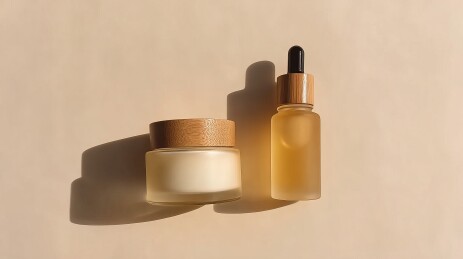 两瓶护肤品置于简约背景上光影效果突出