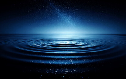 星空下宁静的水面涟漪