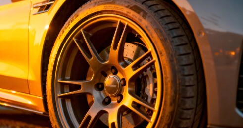 汽车轮毂炫彩汽车配件场景