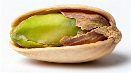 开心果剥壳特写展示