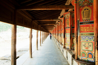 甘肃甘南州夏河拉不楞寺景区转经筒