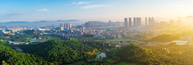 深圳光明科学公园的日出晨雾城市风光