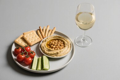 一盘美食配一杯白葡萄酒