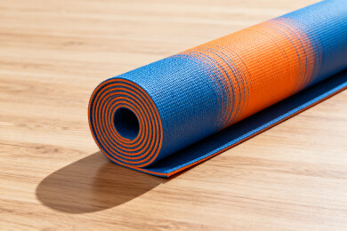 蓝橙瑜伽垫卷放木地板