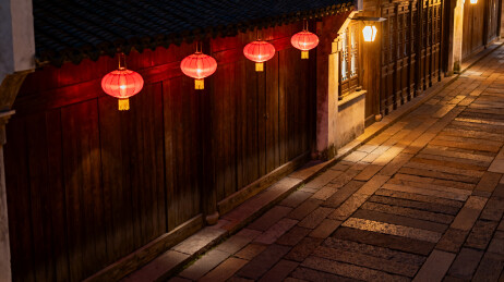 古巷夜景红灯笼高挂