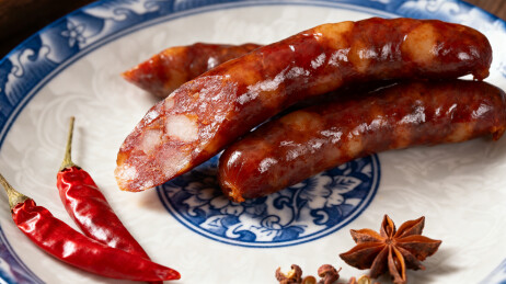 盘中摆放的香肠与调料