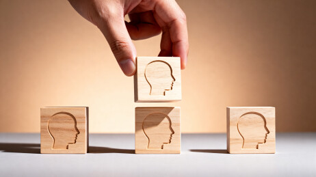 手部放置头像木块构建结构