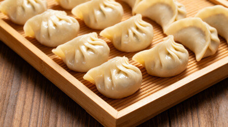 竹盘上的饺子特写