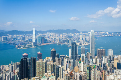 中国香港维多利亚港城市天际线俯瞰图
