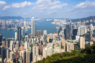 中国香港维多利亚港城市天际线俯瞰图