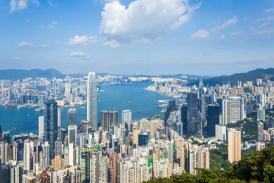 中国香港维多利亚港城市天际线俯瞰图