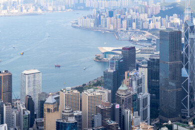 中国香港维多利亚港城市天际线俯瞰图