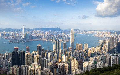 中国香港维多利亚港城市天际线俯瞰图