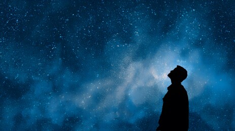 男子仰望璀璨星空的剪影