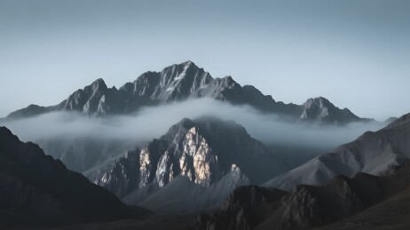 云海山峦静谧深远