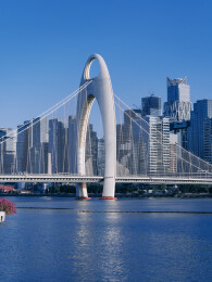 广州猎德大桥城市天际线与蓝天