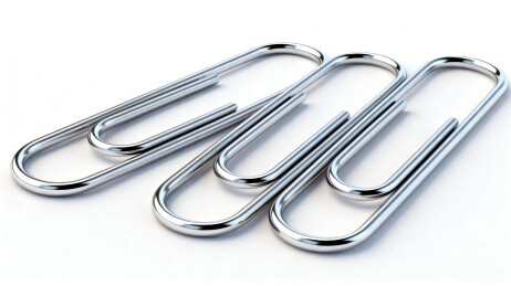 三个金属回形针特写