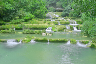 贵州荔波小七孔山谷跌水瀑布优美风光